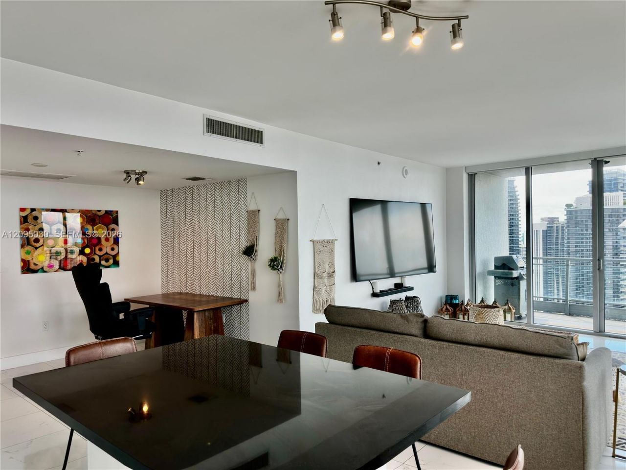92 SW 3rd St , Unit 4905, Miami, FL 33130 Photo