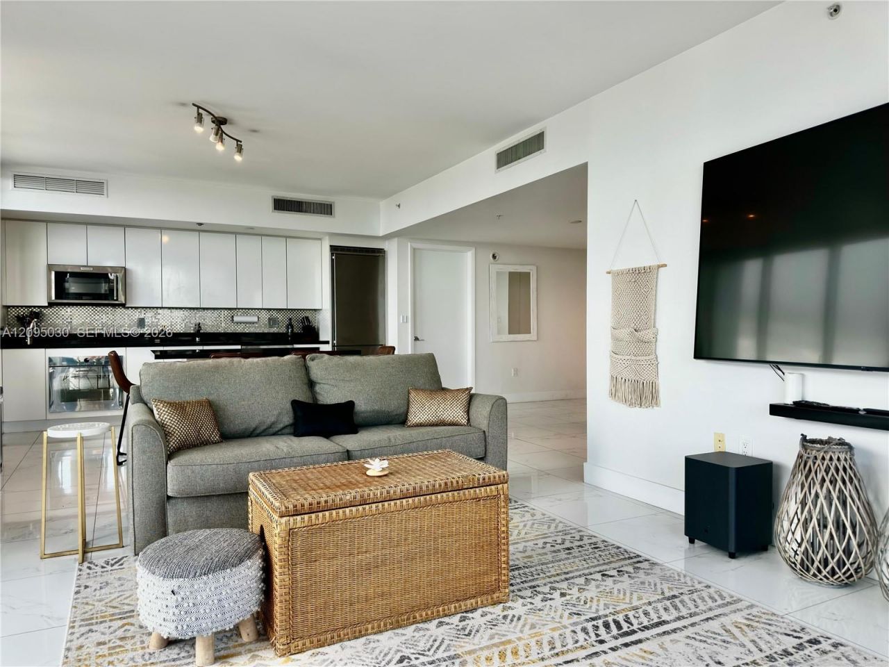 92 SW 3rd St , Unit 4905, Miami, FL 33130 Photo