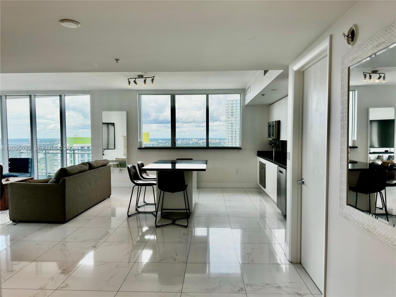 92 SW 3rd St , Unit 4905, Miami, FL 33130 Photo