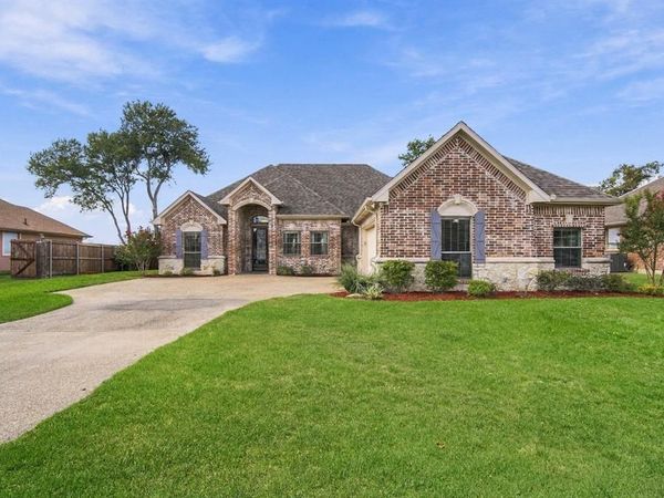 810 Woodcrest Drive, Ennis, TX 75119
