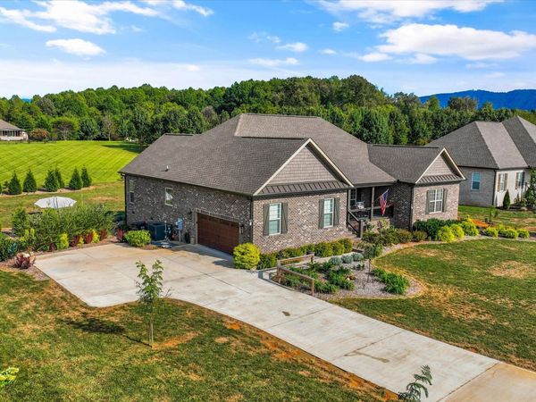 613 Majestic Mtns Blvd, Walland, TN 37886