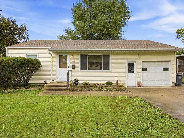 1211 Crestview Drive SE, Cedar Rapids, IA 52403