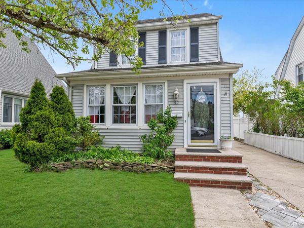 52 Syracuse Street, Williston Park, NY 11596