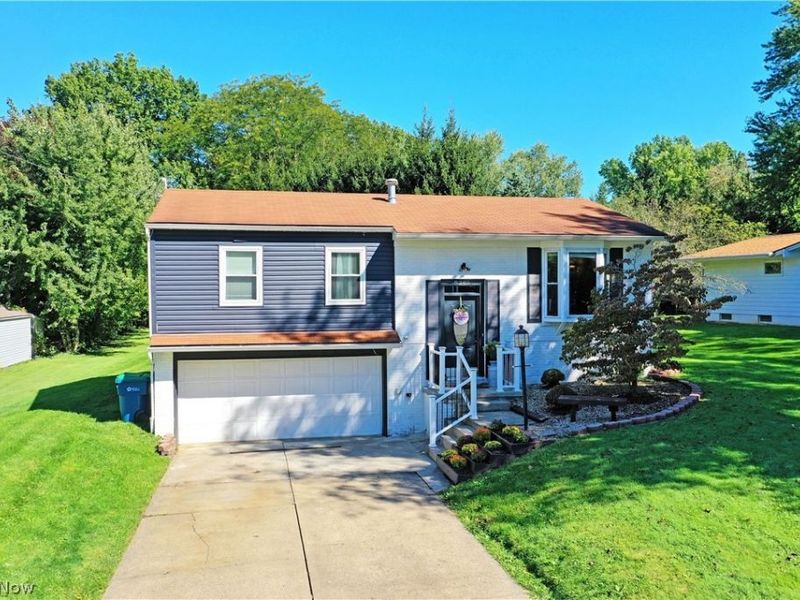 8285 Longview Drive NE, Warren, OH 44484 Photo 2