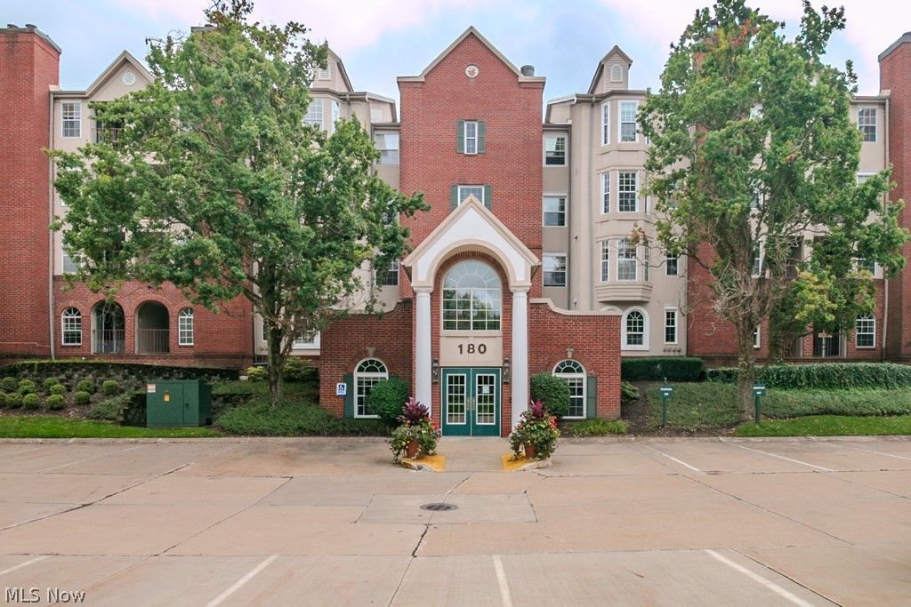 180 Fox Hollow Drive, Unit 103, Mayfield Heights, OH 44124 Main Photo