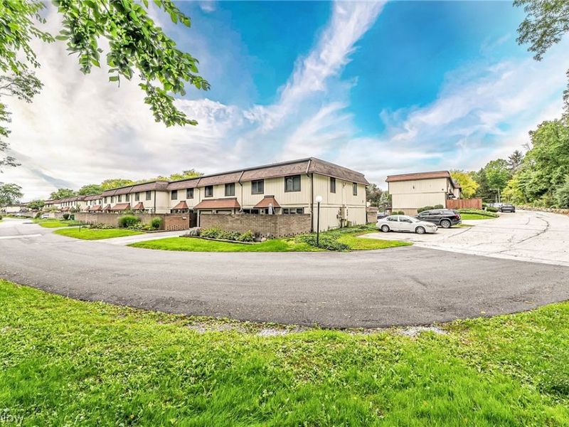 9956 Johnnycake Ridge Road, Unit E15, Concord Township, OH 44077 Photo 3
