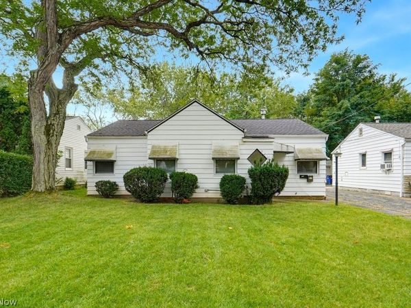 2076 N Green Road , Cleveland, OH 44121