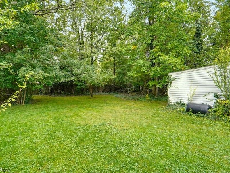 2076 N Green Road, Cleveland, OH 44121 Photo 15