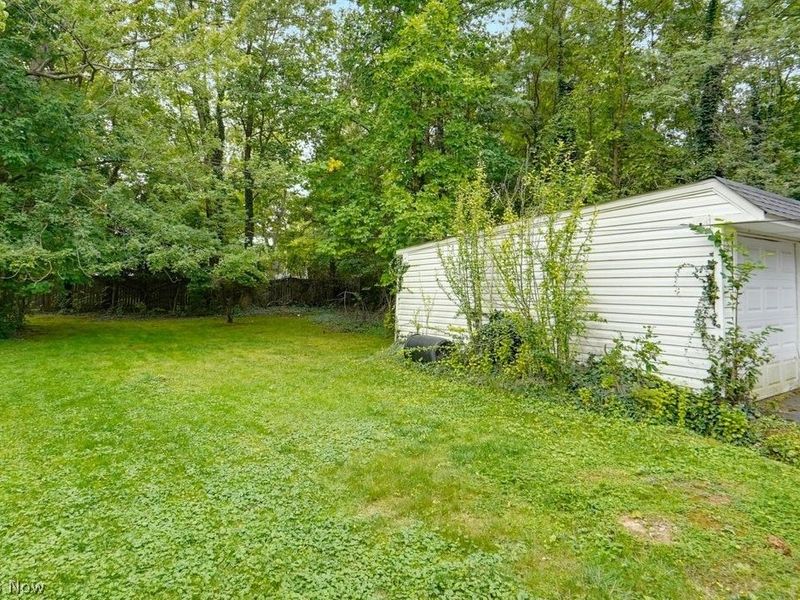 2076 N Green Road, Cleveland, OH 44121 Photo 16
