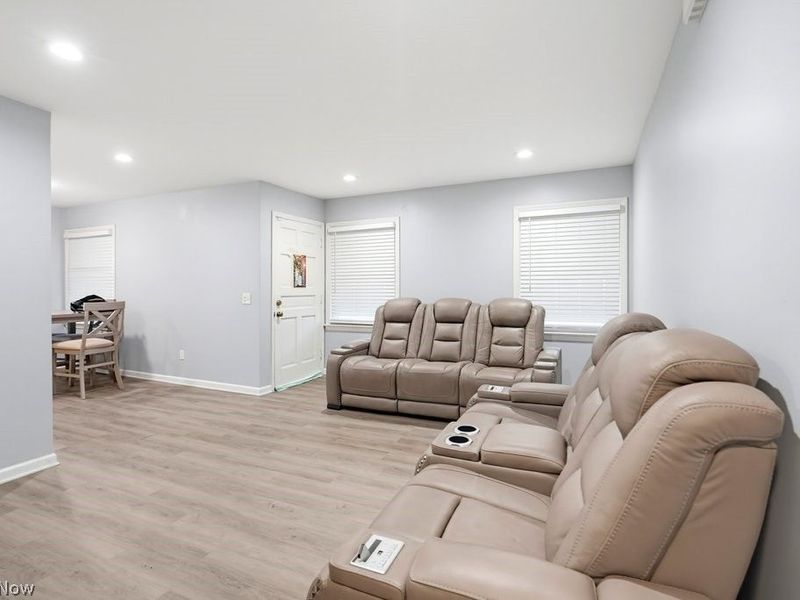 2076 N Green Road, Cleveland, OH 44121 Photo 3