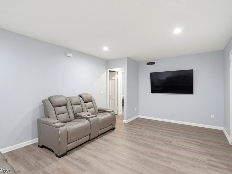2076 N Green Road, Cleveland, OH 44121 Photo 4