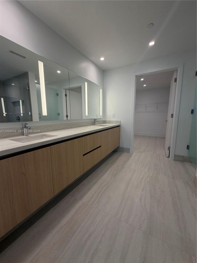 2411 Laguna Cir , Unit 2408, Miami, FL 33181 Photo