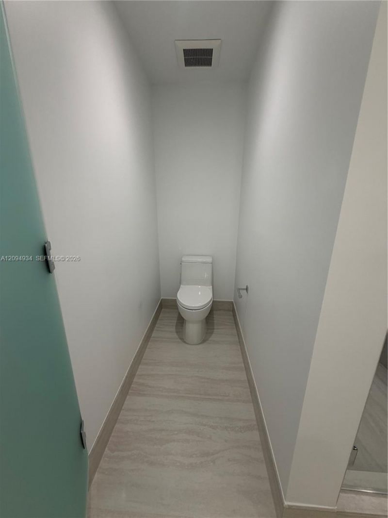 2411 Laguna Cir , Unit 2408, Miami, FL 33181 Photo