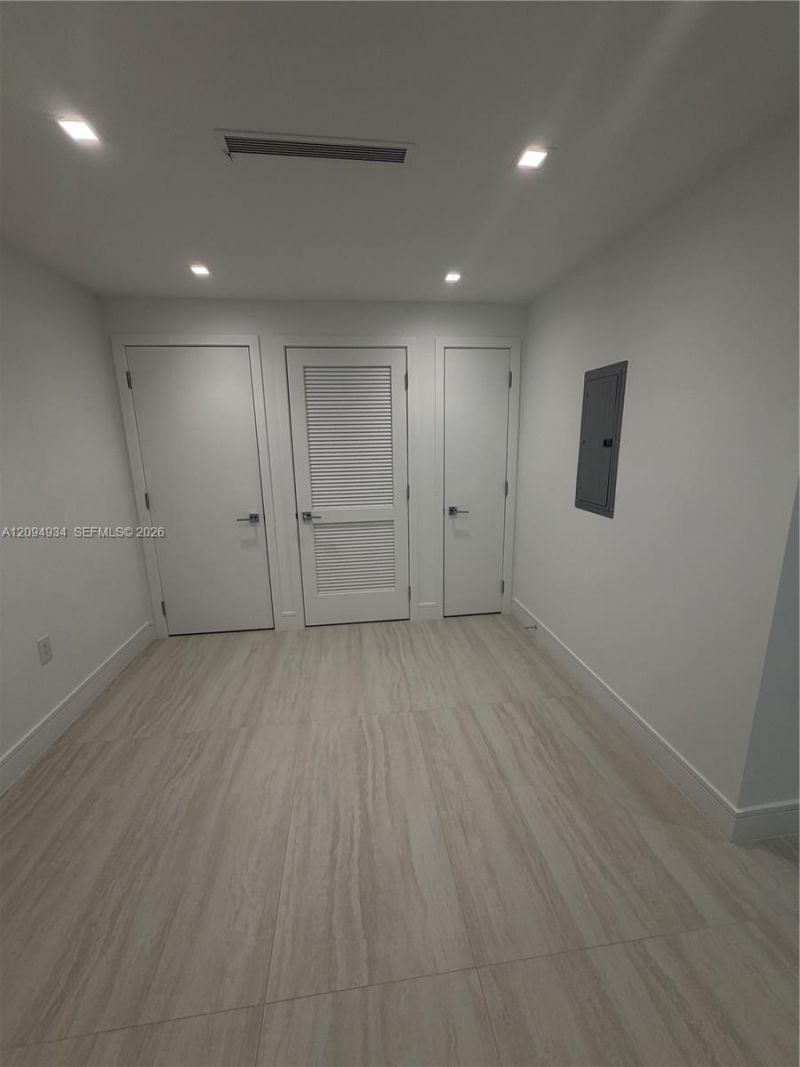 2411 Laguna Cir , Unit 2408, Miami, FL 33181 Photo