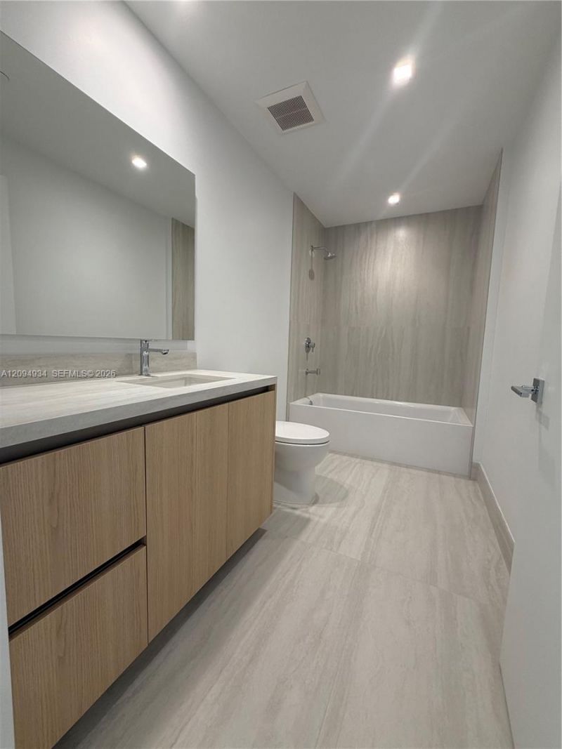 2411 Laguna Cir , Unit 2408, Miami, FL 33181 Photo