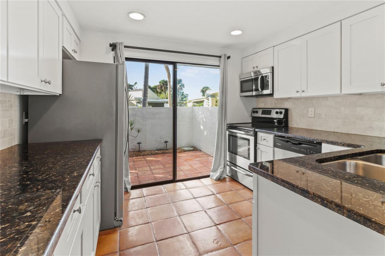 2375 Lakeside Mews, Unit D2, Sarasota, FL 34235 Photo