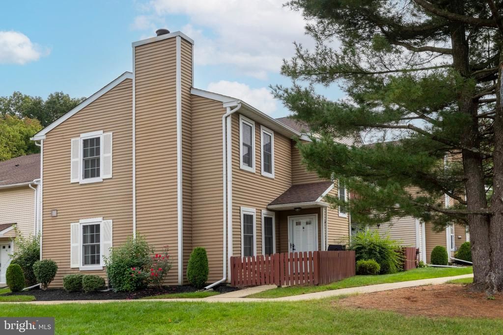 8 WOODBINE COURT , HORSHAM, PA 19044