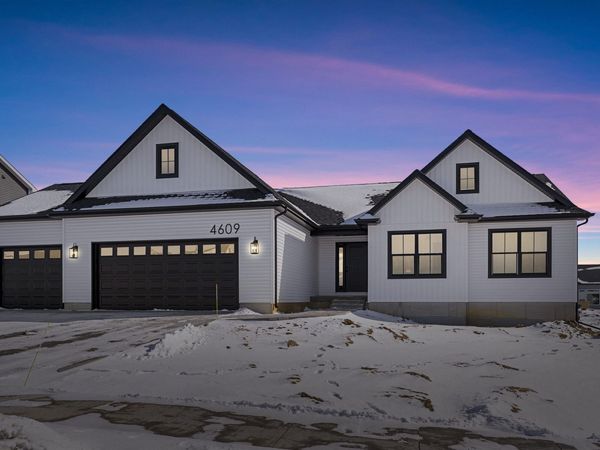 1427 Sandstone Lane, Cedar Falls, IA 50613