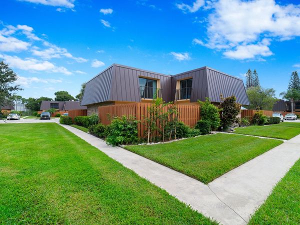 5793 SE WINDSONG Lane, Stuart, FL 34997