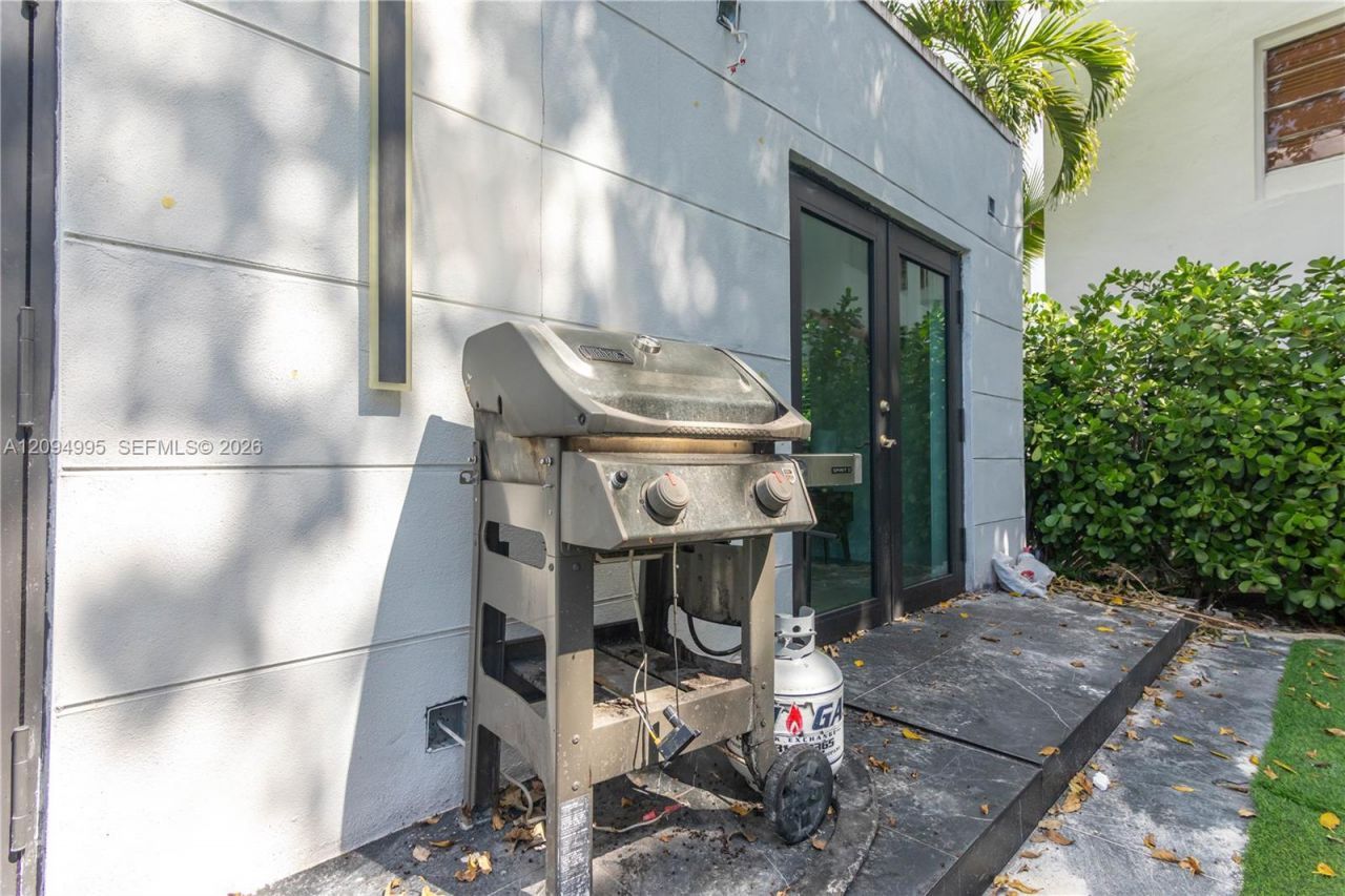 2360 SW 12th St, Miami, FL 33135 Photo