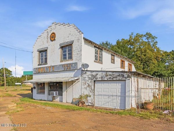 1011 E Peace Street, Canton, MS 39046