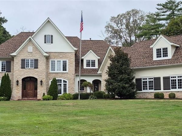 2457 Town And Country Lane, Town and Country, MO 63131
