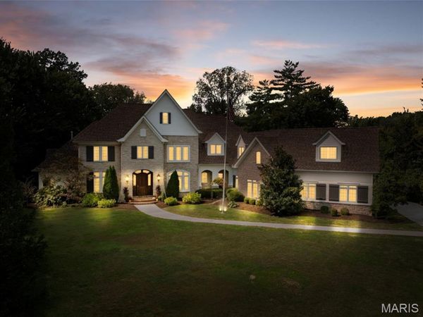 2457 Town And Country Lane, Town and Country, MO 63131