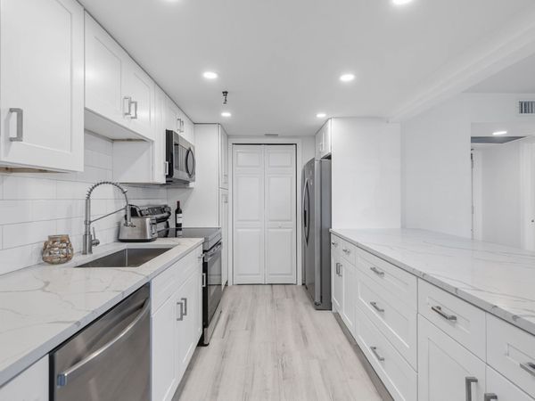 859 Jeffery Street, Unit 212, Boca Raton, FL 33487