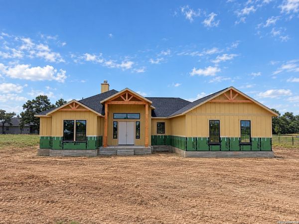 123 Pradera Ridge Drive, Floresville, TX 78114
