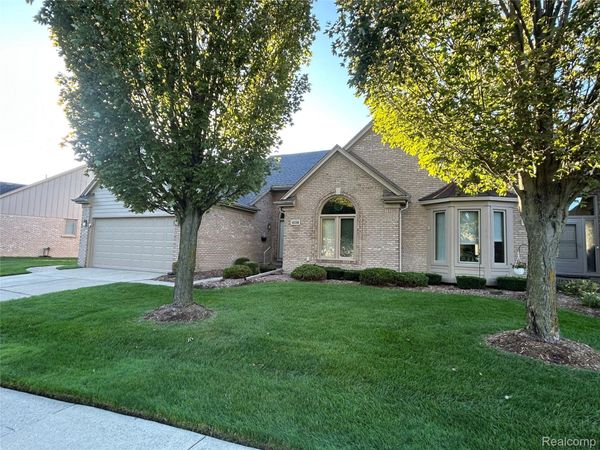 45598 Delmar Drive, Unit 129, Macomb Township, Mi 48044