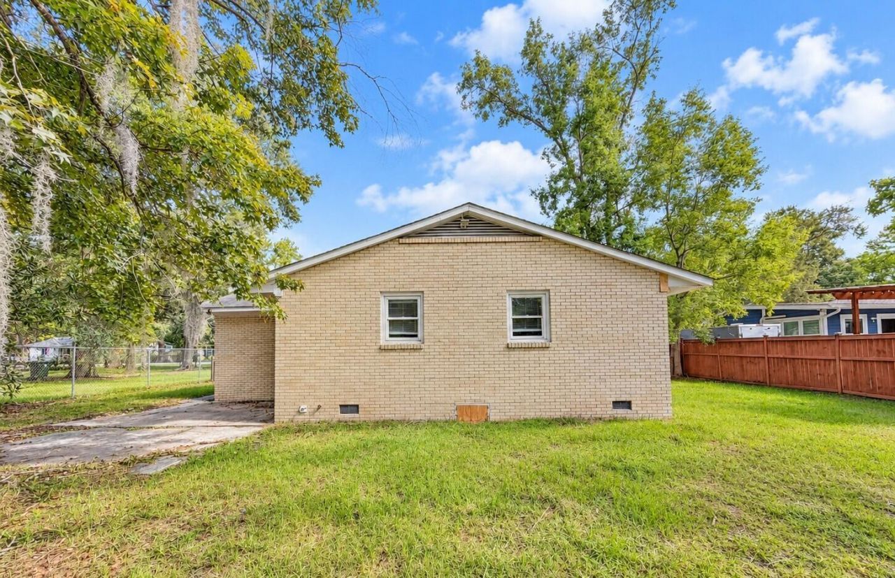 385 Price Street Photo 11