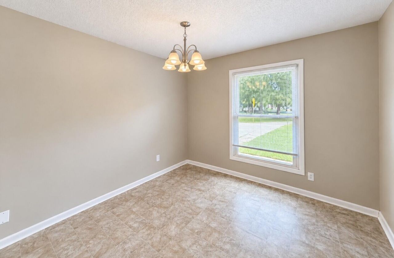 385 Price Street Photo 4