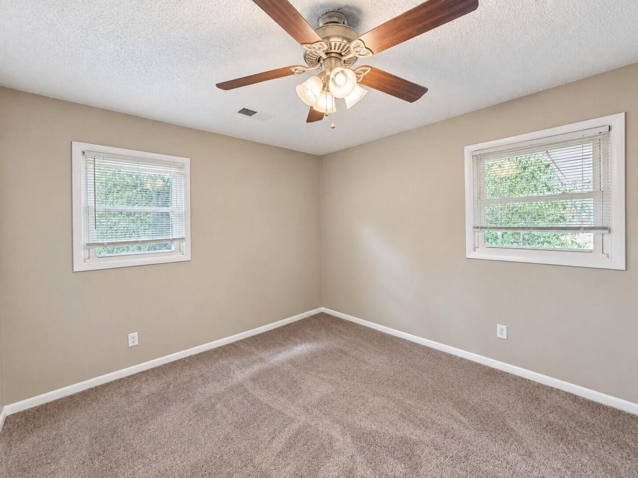 385 Price Street Photo 7