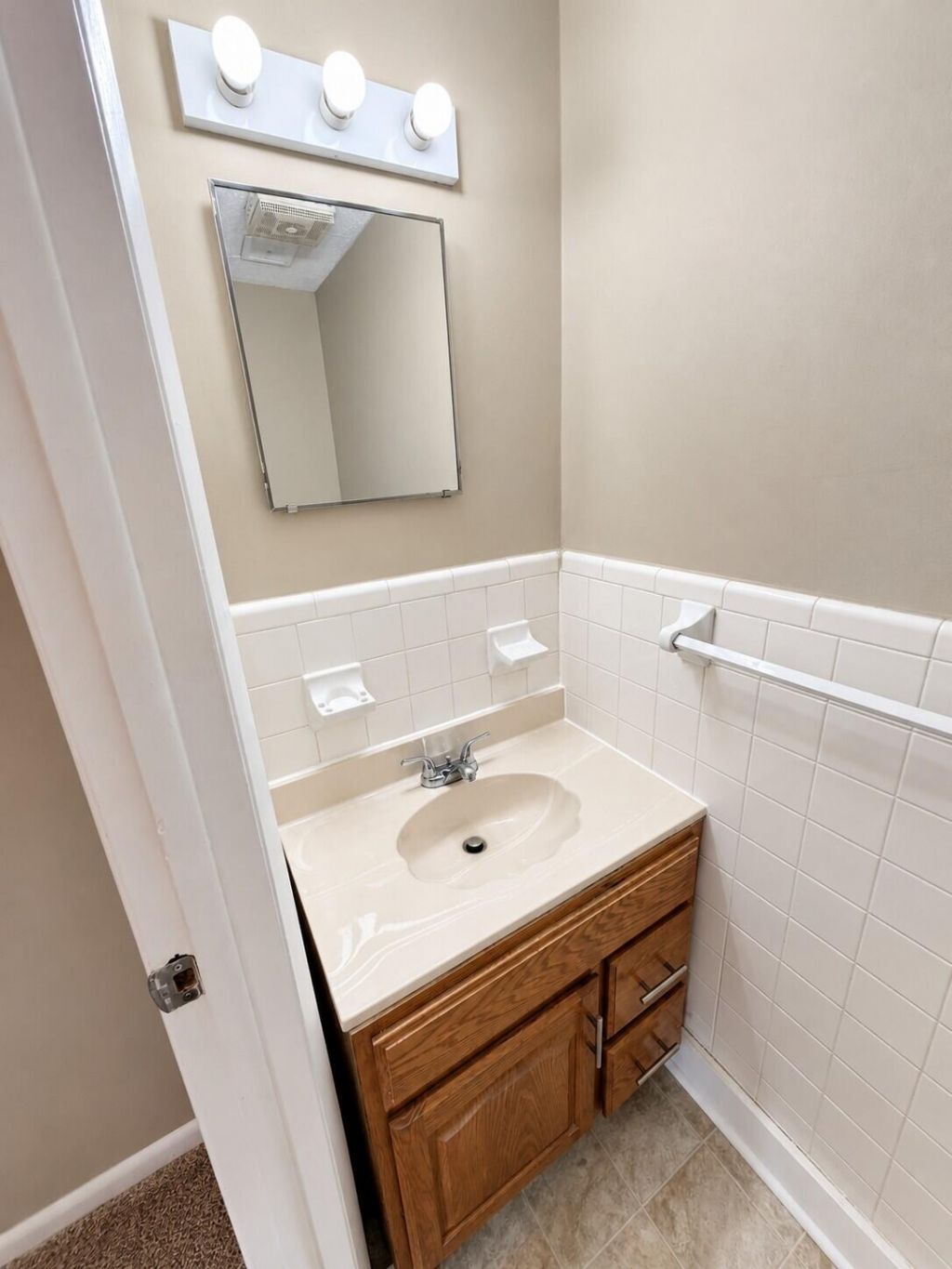 385 Price Street Photo 9