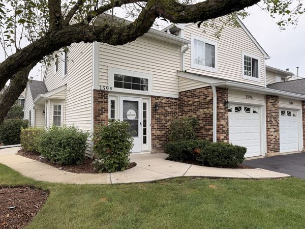 159 Winchester Drive, Unit B, Streamwood, IL 60107