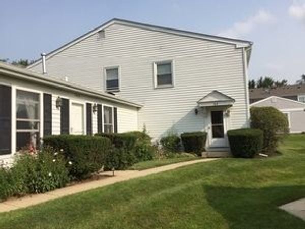 304 Creekside Court, Unit 304, Vernon Hills, IL 60061