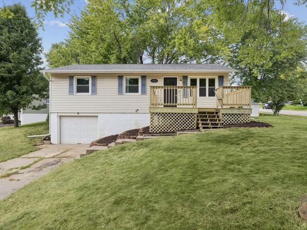 1332 Golden Valley Drive , Bettendorf, IA 52722