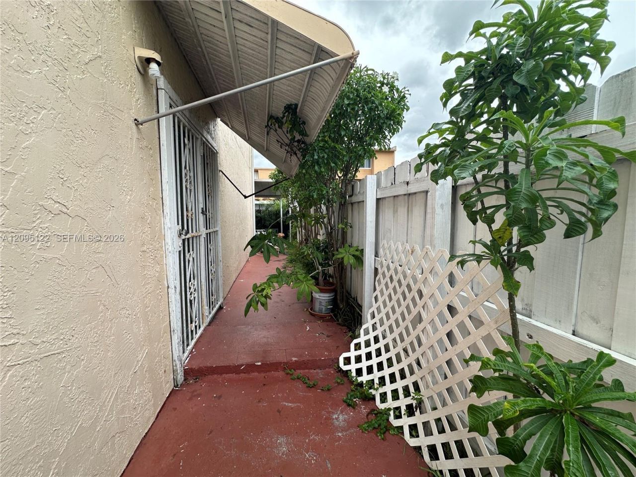 1103 W 39th Ter, Unit 20, Hialeah, FL 33012 Photo