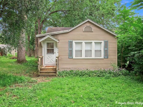 919 Monroe Avenue, Wauconda, IL 60084