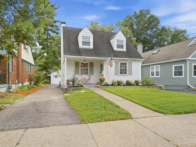 6989 Cambridge Avenue, Mariemont, OH 45227 Photo 2
