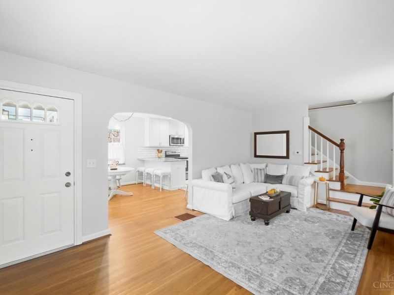 6989 Cambridge Avenue, Mariemont, OH 45227 Photo 5