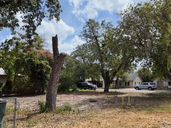 118 E MESQUITE ST, Uvalde, TX 78801