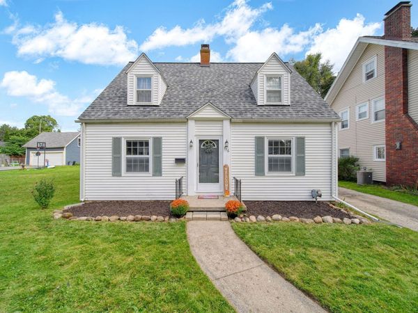 716 Woodfield Drive, Jackson, MI 49203