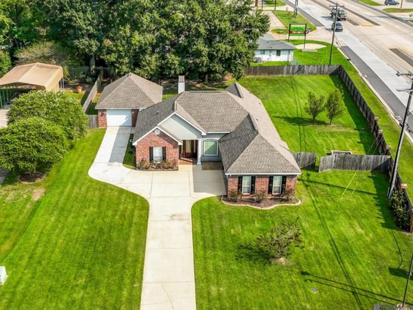 7993 Denham Chase Ave, Denham Springs, LA 70726