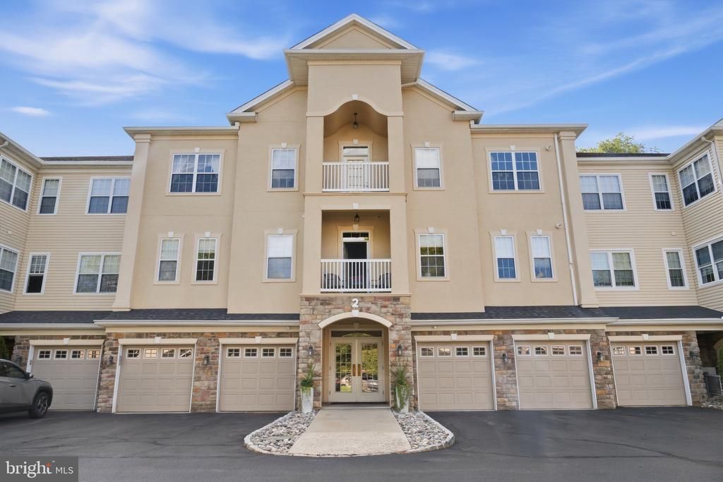2 FALCON DRIVE, HOLLAND, PA 18966