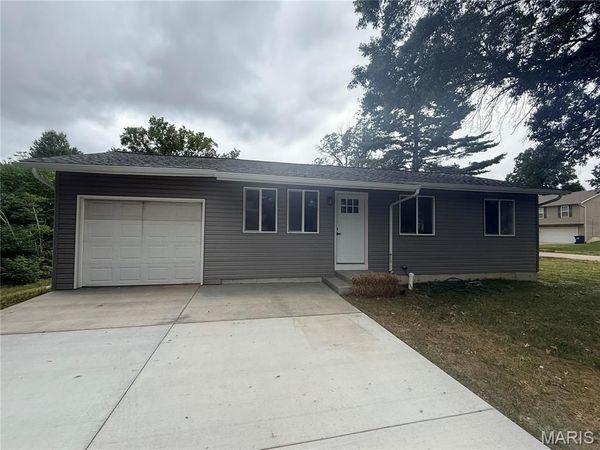 800 Flora Avenue , Warrenton, MO 63383