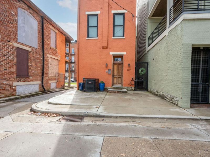 207 Kemp Alley, Cincinnati, OH 45202 Photo 4