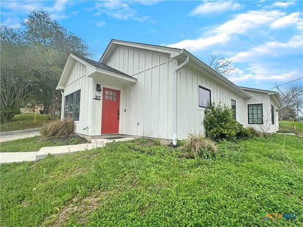 812 N Avenue B , Shiner, TX 77984