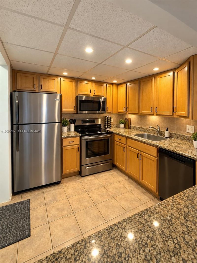 610 Tennis Club Dr, Unit 303, Fort Lauderdale, FL 33311 Main Photo
