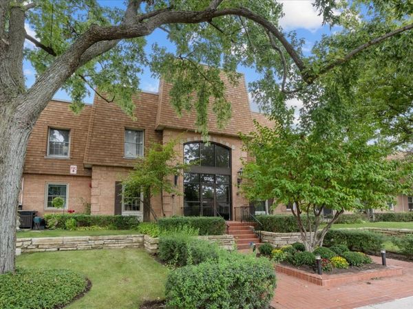 1230 Park Avenue, Unit 210, Highland Park, IL 60035
